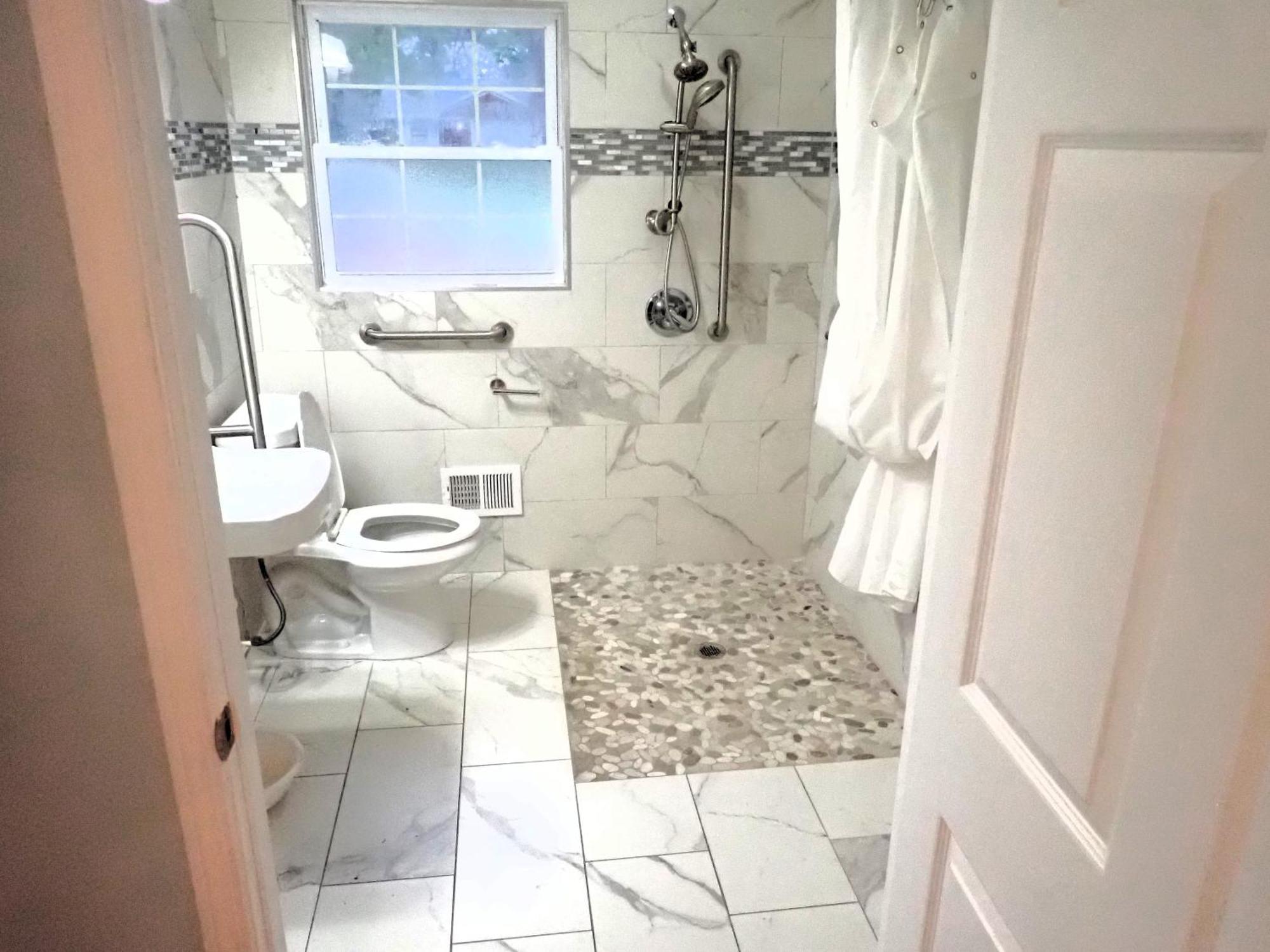 Charming 3-bedroom House In With Wifi, Ac