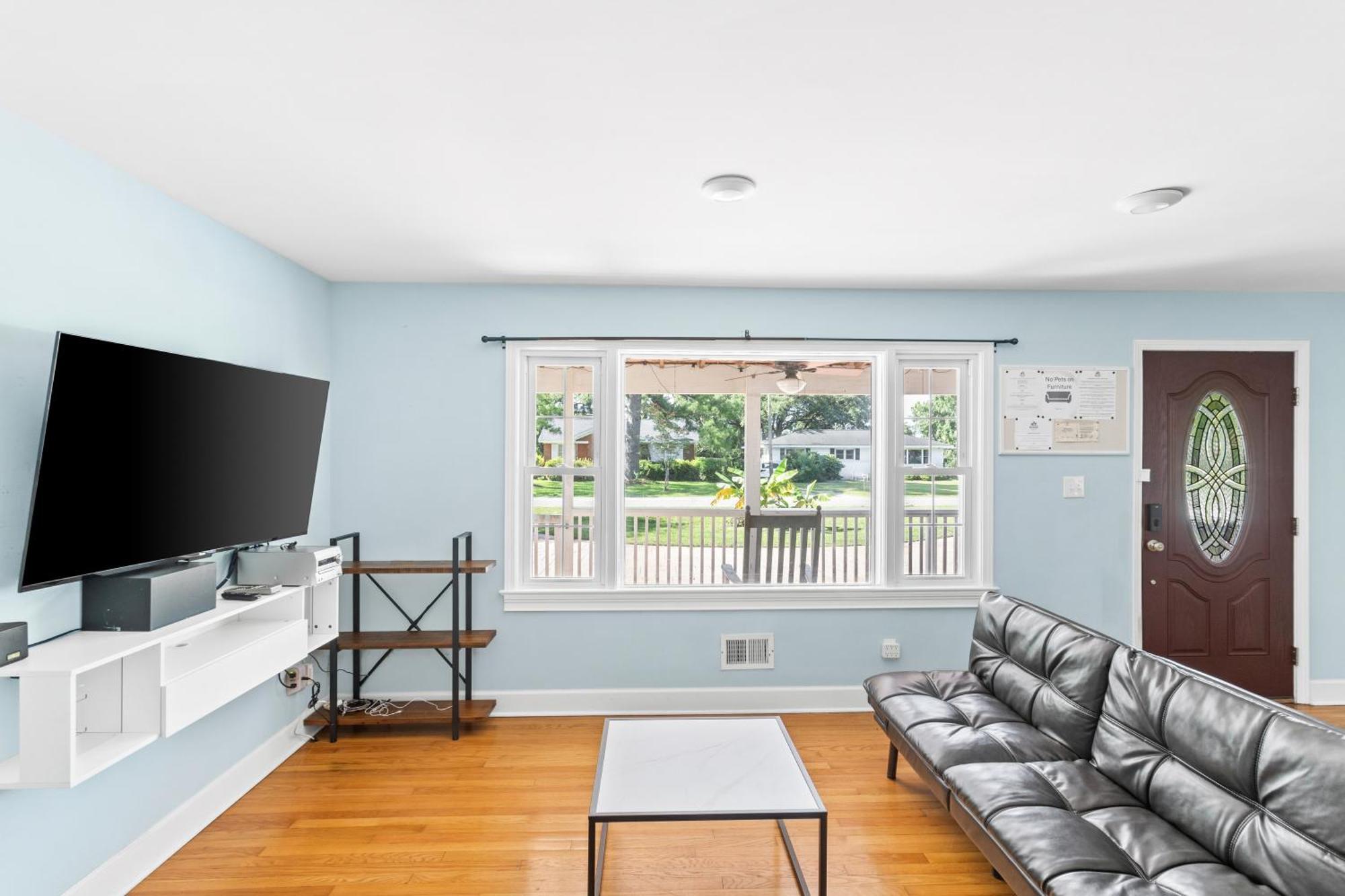 Charming 3-bedroom House In With Wifi, Ac Holiday home