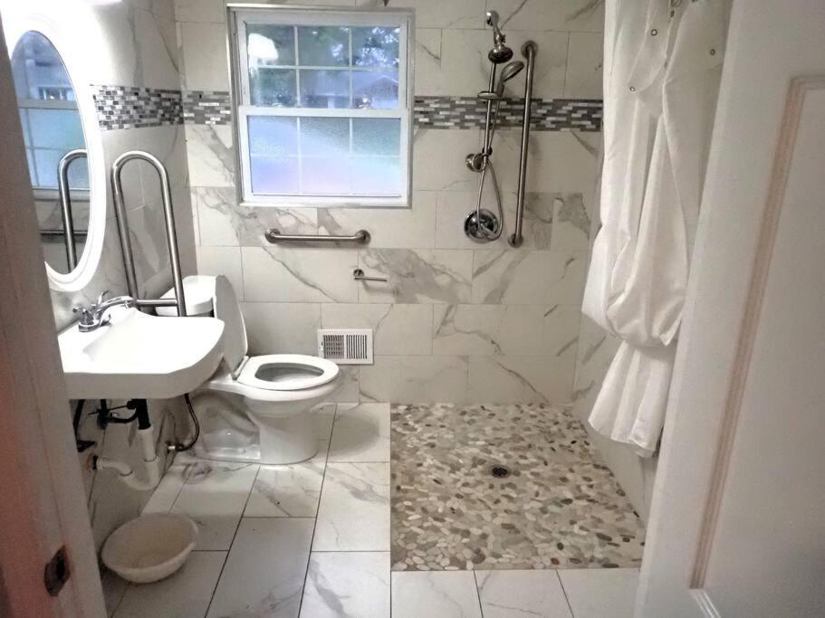 Holiday home Charming 3-bedroom House In With Wifi, Ac