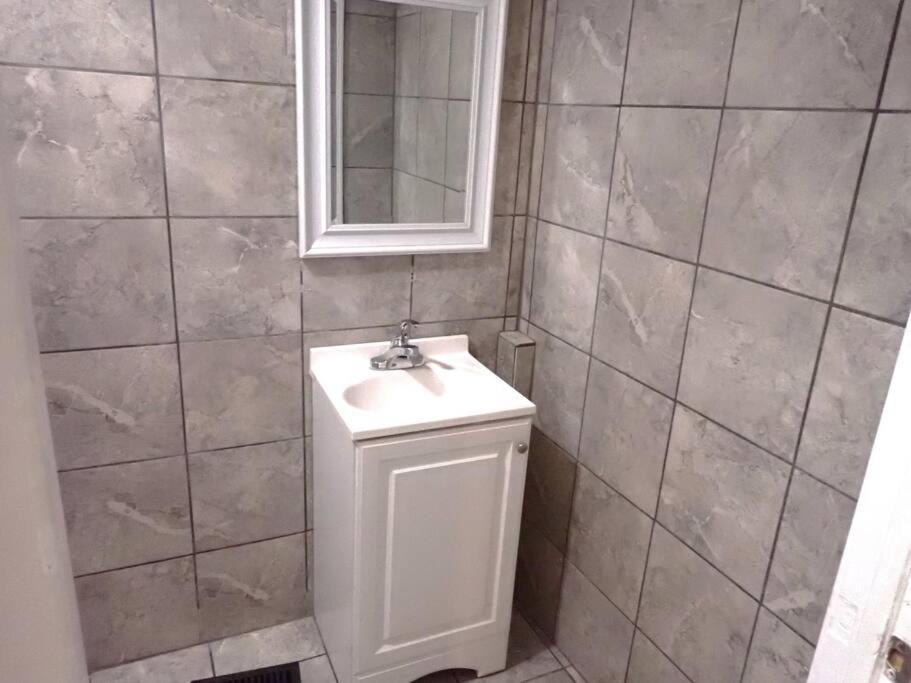 Charming 3-bedroom House In With Wifi, Ac Holiday home *